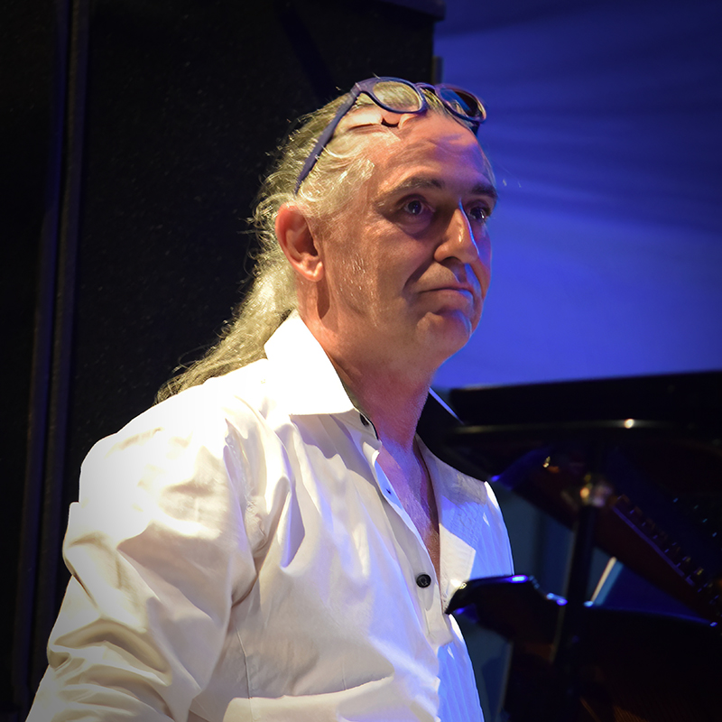 Serge André au piano dans son atelier